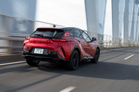 フロント:ストラット、リア:マルチリンクの足まわりには電子制御可変ダンパーの「AVS」を装備。これはハイブリッドの「Z」では選べないアイテムだ。