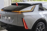 ライバルには見られない、ユニークな灯火類の意匠も外装の見どころ。テールランプの下には、同車が排気量6リッタークラスの動力性能を発揮する電動4WDであることを示す、「600E4」のバッジが貼られている。