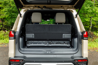 荷室の容量は3列目使用時(写真)が140リッターで、3列目を倒して2列目をタンブルアップした最大状態が1720リッター。3列目の土台のふたを開けると工具が収納されている。
