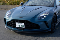 ヘッドランプはボディー後方に向かって伸びる縦長のスタイルに。大きくなったグリルと合わせて「DB12」などとの共通性が増している。