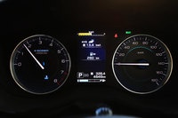 「XVアドバンス」には専用デザインのメーターが採用される。エンジン回転計(左)と速度計(右)の中央に位置する4.2インチモニターには、アイサイトを含むさまざまな情報を切り替え式で表示させることができる。ハイブリッドシステムの作動状況は、ダッシュボード上部のマルチファンクションディスプレイに表示される。