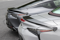 固定式リアウイングも共通装備。「コンバーチブル」に固定式が採用されるのはこれが初めてだ。