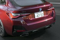 ボディーカラーは写真の「アヴェンチュリン・レッド」を含む全10色が選択可能。カーボン製のリアディフューザーやグリル、サイドミラーなどのドレスアップアイテムも用意される。