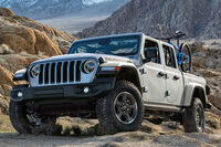 「ラングラー」をベースとしたピックアップトラックの「グラディエーター」。全長5.6mというデカさもあって、その存在感は圧倒的だ。