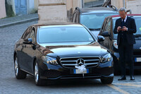 今日イタリアでセダンといえば、観光ハイヤーのイメージが強い。これは2023年2月ローマで、結婚式の送迎用。