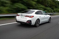 回生ブレーキは強弱を設定できるほか、前走車との距離などの周辺状況に応じて自動でコントロールしてくれる「アダプティブ」モードも使える。制御は極めて正確かつ自然。