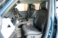 前席まわりでは、センターコンソールのない、左右ウオークスルーが可能な仕様も選択可能だ。