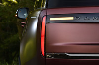 ボディーの凹凸を極力排した、塊から削り出したようなエクステリアデザインが特徴となる5代目「レンジローバー」。ボディーに埋め込まれた縦長のテールランプと、リアガーニッシュに配置された横長のウインカーが目を引く。