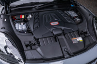 フロントに搭載される4リッターV8ツインターボエンジン。最高出力640PS/6000rpm、最大トルク850N・m/2300-4500rpmを発生する。この数値は「カイエン ターボ」よりも90PSと80N・m上回るものだ。
