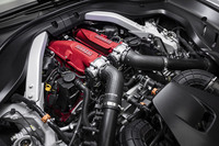 フロントに縦置きされる3.9リッターV8ターボエンジンは最高出力640PSを発生。先代にあたる「ローマ」比で20PSアップした。