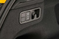 荷物の積み下ろしに際しては、リアの車高を下げることができる。写真はその調節スイッチで、荷室の側面にレイアウトされている。