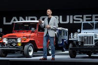 このところ、トヨタの新型車の発表会で顔役になっているサイモン・ハンフリーズ取締役・執行役員 デザイン領域統括部長。流ちょうかつ軽快なスピーチで、わかりやすくニューモデルの魅力を紹介する。