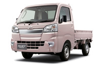 2018年5月の一部改良で、緊急自動ブレーキや車線逸脱警報などからなる「スマートアシストIII t」を採用した「ダイハツ・ハイゼット トラック」。こちらのボディーカラーは「ライトローズマイカメタリック」。