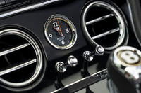 センターコンソールに配置されたアナログ時計。文字盤にはベントレーのエンブレムと、同社の創立が1919年であることを示す文字が入れられている。