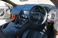 これぞスポーツカーの王道! コックピットはオーソドックスにまとめられている。