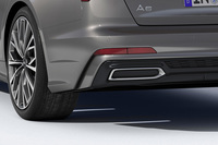 懸案(?)となっているリアバンパーの装飾。一見するとマフラーフィニッシャーのように見えるが、実はリムの内側はふさがっており、文字通り“ただの飾り”となっている。