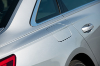 他メーカーの製品には見られない、エッジの効いたシャープなプレスライン。前後のフェンダーを隆起させた4つのタイヤを強調するデザインは、往年の名車「アウディ・クワトロ」を意識したものだ。