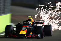 この週末、ルノーのパワーユニットの不調に悩まされたレッドブルのマックス・フェルスタッペン(写真)。予選ではトラブルを避けるためデチューンして臨んだのだが、気迫のこもった走りで、ポールシッターのハミルトンに0.3秒差まで詰め寄る2番手を獲得。「キャリア最高の予選だった」と振り返っていた。レースでは、オープニングラップでベッテルに抜かれ3位に落ちるも、ピットストップのタイミングで2位の座を奪還。そのままの順位でチェッカードフラッグを受け、今季6回目の表彰台にのぼった。(Photo=Red Bull Racing)