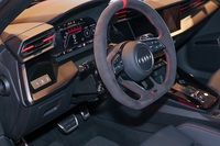 コックピットには、レーシーなムードがただよう。