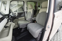 前後57cmのスライドが可能な「助手席スーパースライドシート」。後ろに下げて後席の子供の面倒を見たり、前に出して後席から前席へと移動したりできる。