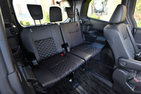 3列目シートは5:5の左右2分割式。格納時には、中央席のヘッドレストを取り外す必要がある。