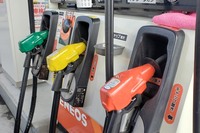 手前から、レギュラーガソリン、ハイオクガソリン、軽油の給油ノズル。燃料単価を見てしまうと、緑のノズルを使うクルマがうらやましくなる。