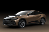 「トヨタ・クラウン クロスオーバー」は正統な「クラウン」の後継か? という議論はさておき、そのボディーサイズは先代クラウン比で20mm長く、40mm幅広くなっている。クロスオーバー的要素を特徴とする同モデルでは、全高も+85mmと大幅アップだ。