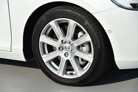 「Sarpas」と名付けられた、「インスクリプション」グレード専用の17インチアルミホイール。タイヤはコンチネンタルの「コンチスポーツコンタクト5」が組み合わされていた。