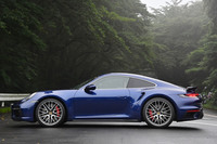 【ポルシェ911ターボ】
ボディーサイズ:全長×全幅×全高=4535×1900×1303mm/ホイールベース:2450mm/車重:1640kg(DIN)/駆動方式:4WD/エンジン:3.8リッター水平対向6 DOHC 24バルブ ターボ/トランスミッション:8段AT/最高出力:580PS(427kW)/6500rpm/最大トルク:750N・m(76.5kgf・m)/2250-4500rpm/タイヤ:(前)255/35ZR20 97Y/(後)315/30ZR21 105Y(グッドイヤー・イーグルF1スーパースポーツ)/燃費:11.1リッター/100km(約9.0km/リッター、NEDC複合モード)/価格:2443万円
【取材時の燃費データ】
テスト距離:274.8km(市街地3:高速道路5:山岳路2)/使用燃料:44.5リッター(ハイオクガソリン)/参考燃費:6.2km/リッター(満タン法)/7.2km/リッター(車載燃費計計測値)