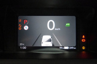 メーターパネルは液晶タイプ。見やすくわかりやすいグラフィックを追求したという。Bleutoothでお気に入りの音楽が簡単にセレクトできるような画面や、BEV化に伴う専用の画面表示も採用されている。