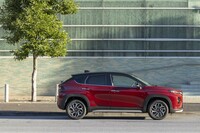 2024年10月に発売された「スズキ・フロンクス」。全長4mを切るコンパクトSUVで、車名の「FRONX」とは「Frontier」と「Crossover」を組み合わせた造語だ。