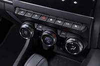 縦型9.3インチサイズのセンターディスプレイの下部に、フラットな形状の各種スイッチとダイヤル式のエアコン操作スイッチが並ぶ。現代的なハイテクと、直感的に使えるアナログ風味がバランスされているのも「アルカナ」の美点だ。