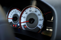 「アルト ターボRS」専用の3眼メーター。レッドゾーンは7000rpmから。