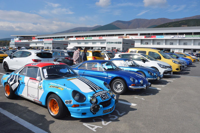 パッドクに並ぶバラエティー豊かな参加車両。
