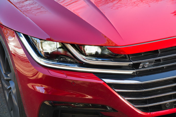 オートハイトコントロール機能付きのLEDヘッドランプ。日本仕様のフォルクスワーゲン車ではこれが初となる、デイタイムランニングランプが内蔵されている。