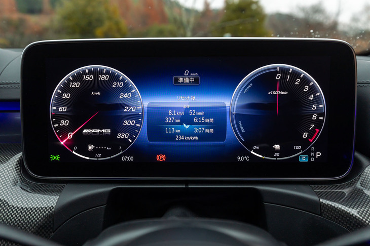 スピードメーターのフルスケールは330km/h、タコメーターのレッドゾーンは7000rpmから。