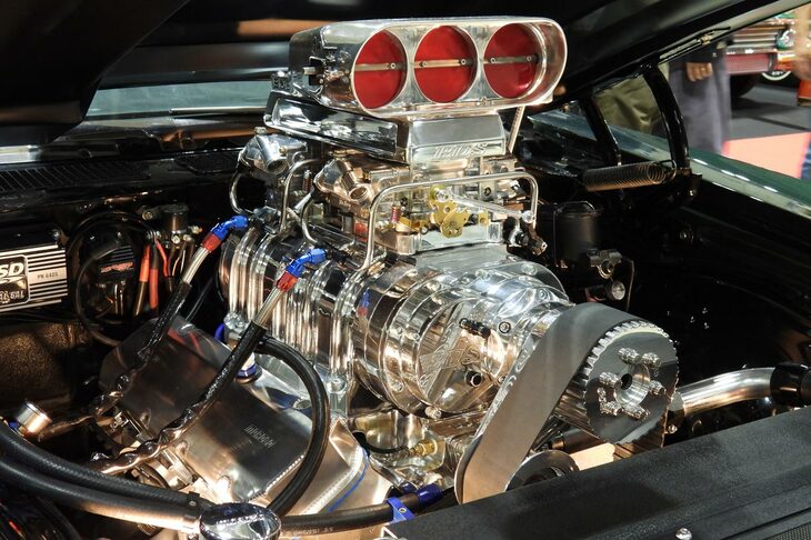 エンジンはシボレー454ビッグブロック(7.4リッターV8)にBDSのスーパーチャージャーの組み合わせ。こんなの、映画のなかでしか見たことないわ。