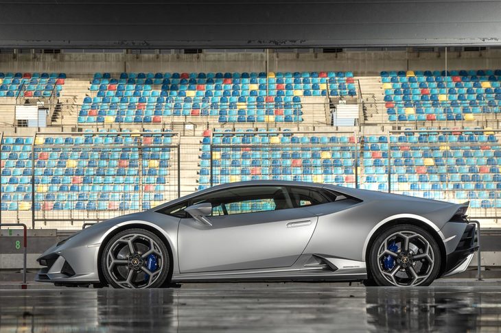 「ウラカンEVO」の車両重量は1422kg(乾燥重量)。パワーウェイトレシオは2.22kg/psとなっている。