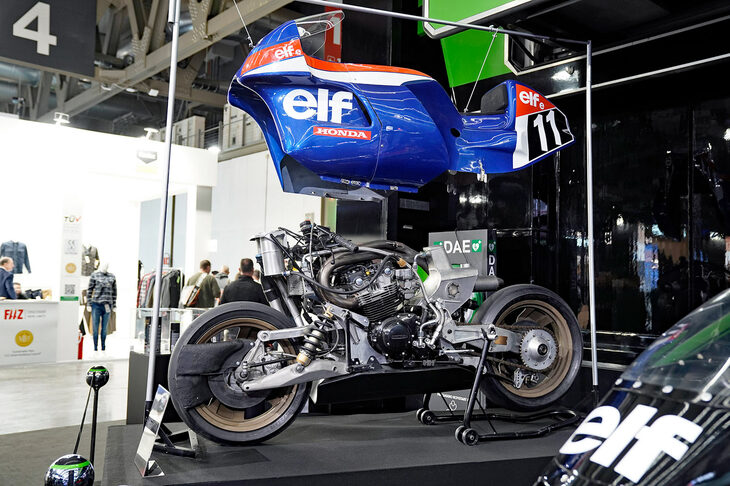 オイルブランドであるエルフのブースに展示されていた耐久レーサー「ELFe」。1981年のボルドール24時間耐久レースでデビューし、1983年まで世界耐久選手権を戦った。F1マシンなどを手がけていたフランス人デザイナーのアンドレ・デ・コルタンツが設計。パワーユニットにはホンダから提供された、耐久レース仕様のファクトリーエンジン「RSC1000」が採用された。