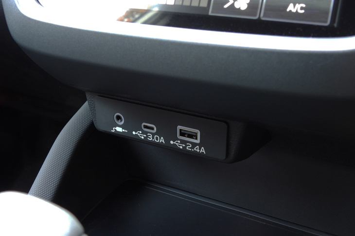 スバル・フォレスター スポーツEX(USBポート)