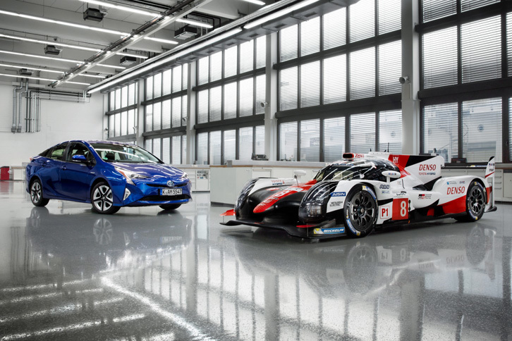 「トヨタTS050 ハイブリッド」(写真右)と、同社を代表する量産型ハイブリッド車「プリウス」(左)。
