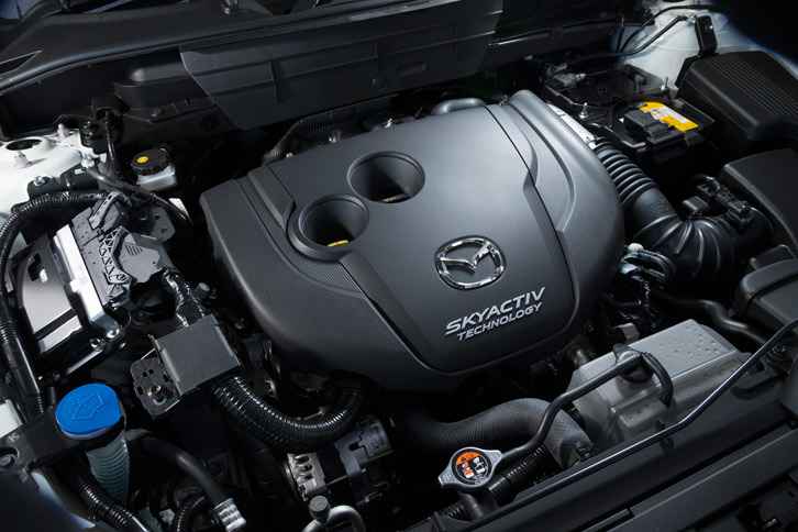 「CX-8」のパワーユニットは、2.2リッターのディーゼルターボのみ。JC08モードの燃費値は、FF車が17.6km/リッターで、4WD車が17.0km/リッター。
