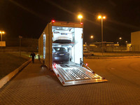 いよいよ陸送車の後部扉が開いた。