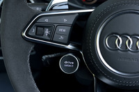 走行特性を変化させる「アウディドライブセレクト」の操作スイッチは、ステアリングホイールの左スポーク下にレイアウトされる。