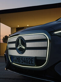 公開された動画を確認したところ、このフロントグリルにはウエルカム機能が備わっているようで、リモコンキーによる施錠/開錠に応じて、ウエーブ状に明滅する。