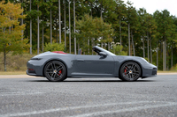 電動式ソフトトップの開閉に要する時間は片道でわずか12秒程度。開けても閉じてもカッコいい。