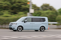 サスペンションの改良に加え、自然な操舵フィールが得られるようパワーステアリングの制御を見直したり、ブレーキ制御で姿勢を安定させる「アジャイルハンドリングアシスト」を採用したり、ミニバンの運転姿勢に合わせてステアリングホイールを専用設計したりと、クルマの至るところで快適性を重視したダイナミクス性能が追求されている。