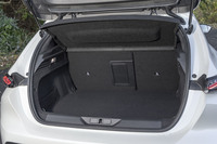 「308 GTハイブリッド」の荷室容量は412リッター。もっと積みたいという方にはわざわざロングホイールベースに仕立てたステーションワゴンの「308SW GTハイブリッド」という選択肢もある。