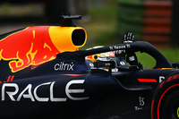 前戦オーストラリアGPでのリタイアから一転、ほぼパーフェクトといっていい戦績を残すことができたフェルスタッペン(写真)。予選でのポール、逆転勝利したスプリントに続き、レースでは全周リード、ファステストラップを加えてグランドスラム達成。一度に取れる最大ポイントとなる34点を追加し、ドライバーズチャンピオンシップでは2位に躍進することができた。(Photo=Getty Images / Red Bull Content Pool)