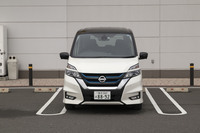 駐車支援機能「インテリジェントパーキングアシスト」を試す。この時は写真左側の白線を少し踏んでしまったが、自分で駐車するのが苦手というひとには、十分頼りになる機能だろう。